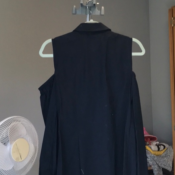 Tailored fit, button-down shirt with open-shoulder design - Picture 6 of 8